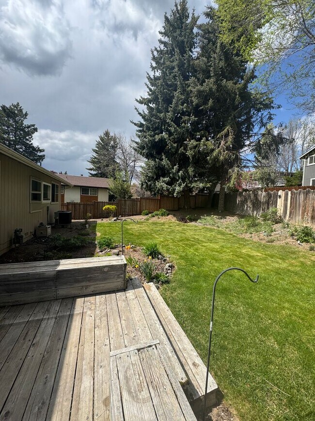 Building Photo - 3 bed 2 bath house with 2 car garage in great area!