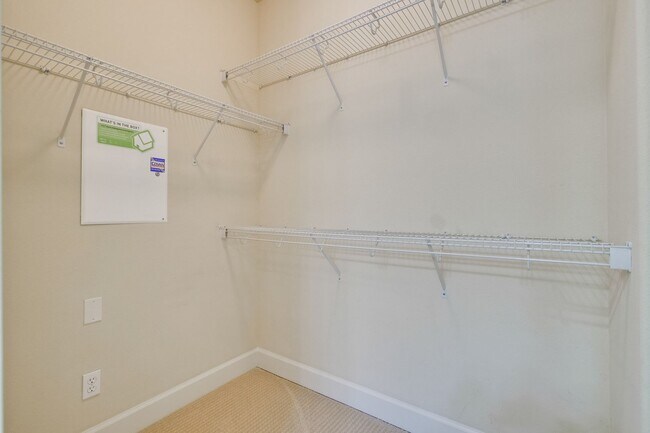 Building Photo - Excellent 4 Bed 2.5 Bath Town Home!