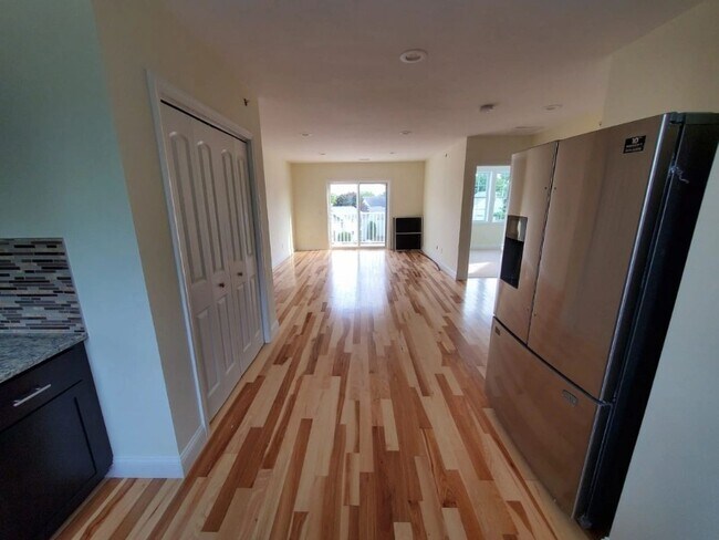 Building Photo - 50-60-60 Village Green S