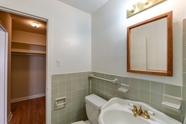 Building Photo - Spacious & Bright Studio at River Place North