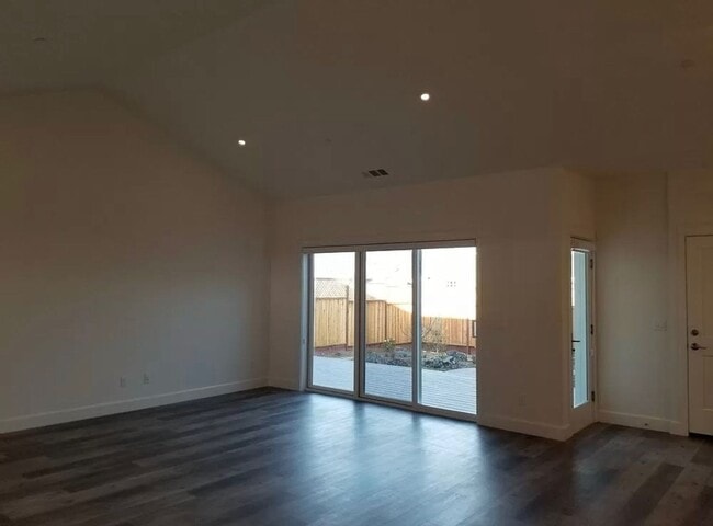 Building Photo - 3 bedroom 2 bath New Construction Coffey Park!!