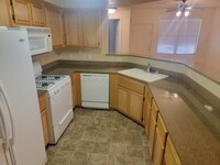 Building Photo - Clean and cozy 2 bed condo in gated commun...