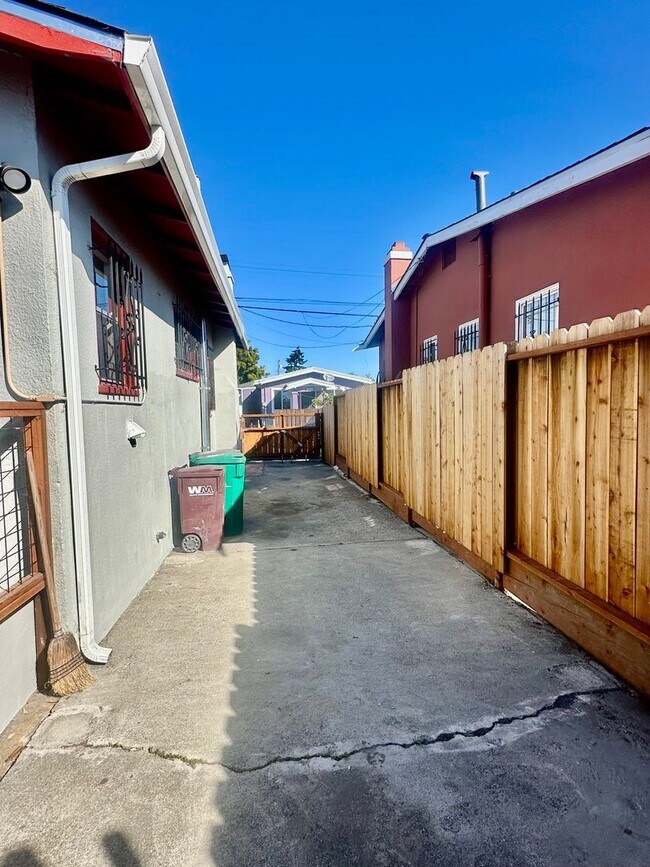 Building Photo - Charming single family home available for ...