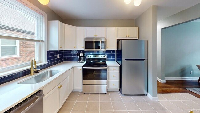 Building Photo - Furnished 3 Bed 1 Bath with Fenced Backyard