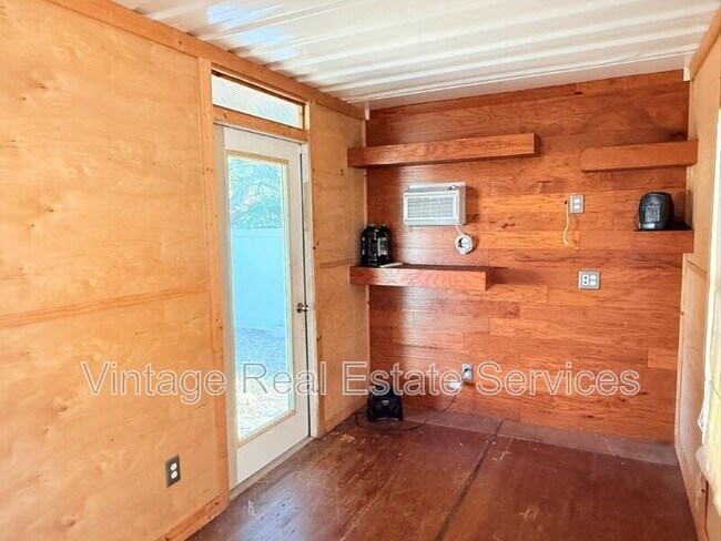 Building Photo - 105 N Aurora Ave