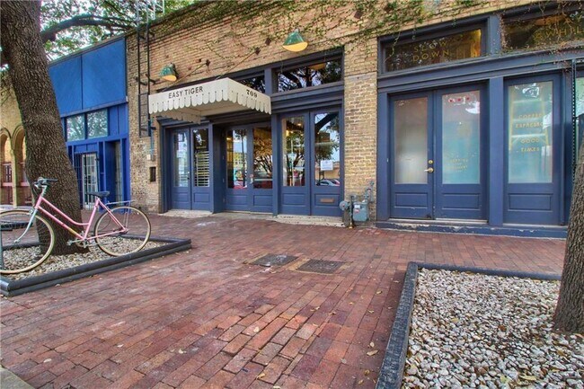 Building Photo - 507 Sabine St