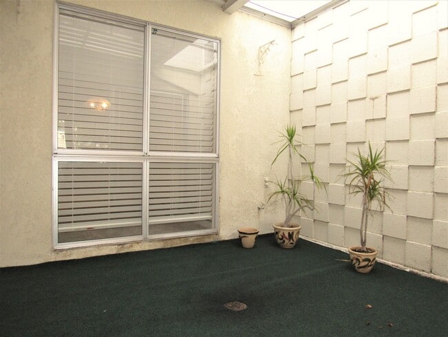 Building Photo - Beautiful 2 Bedroom Ground Floor Condo in Laguna Woods!