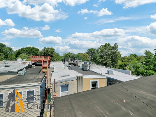 Building Photo - Classic Brick Rowhome with Rooftop Views