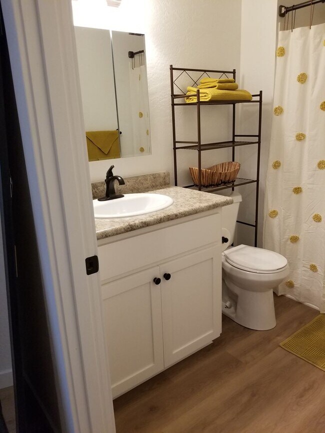 Building Photo - Newer Two bedroom/Two bath Duplex | Available Late July