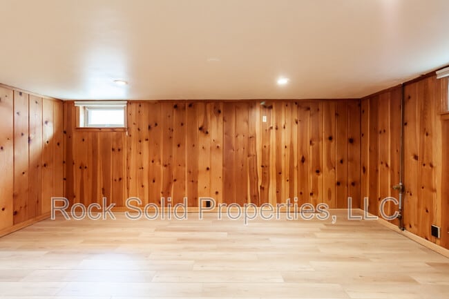 Building Photo - 219 W 4th Ave
