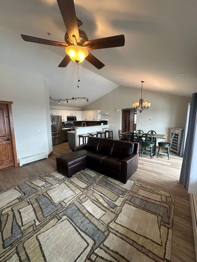 Building Photo - 3305 Columbine Dr