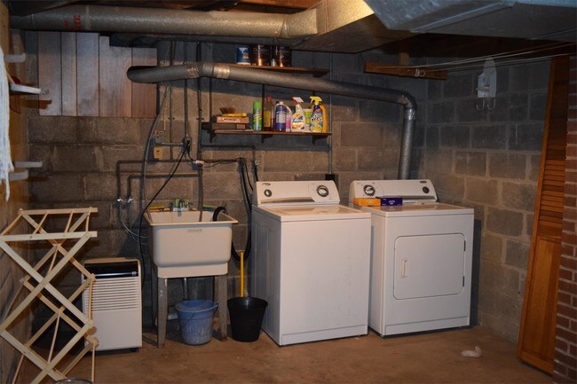 Building Photo - 301 Homan Ave