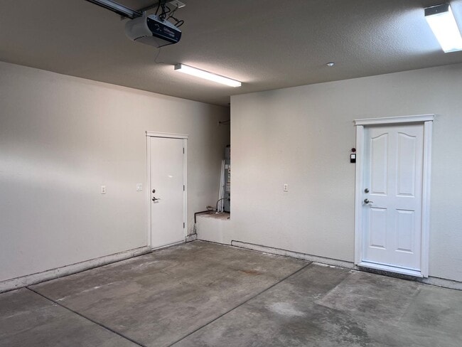 Building Photo - 3 bedroom, 2.5 bathroom home in great Neig...