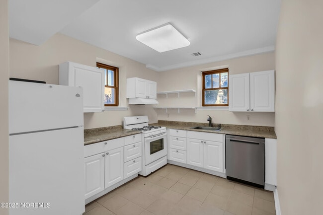 Building Photo - 218 2nd Ave