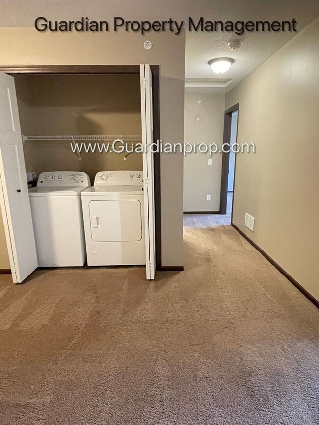Building Photo - Lakeville, Middle Unit Town Home, 2.5 Bath...