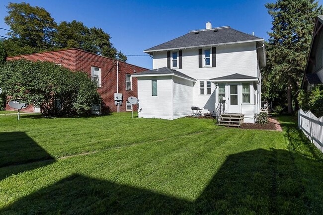 Building Photo - 308 S Pine St