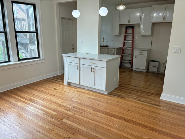 Building Photo - 6142 S Rhodes Ave