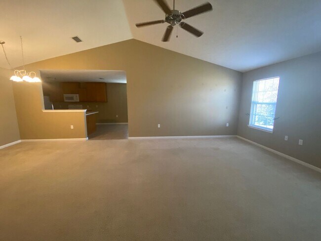 Building Photo - Spacious 3Bed/2Ba Brick Home in a Quiet Ne...