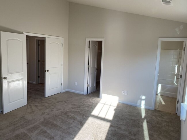 Building Photo - Spacious 2 Story, 3 Bed, 3 Bath Townhome n...