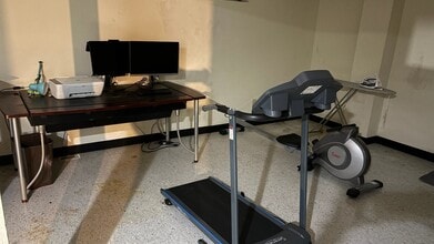 Building Photo - 1320 Main St