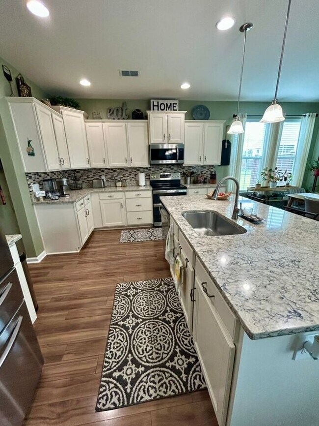 Building Photo - 3 Bedroom/2.5 bath with Study