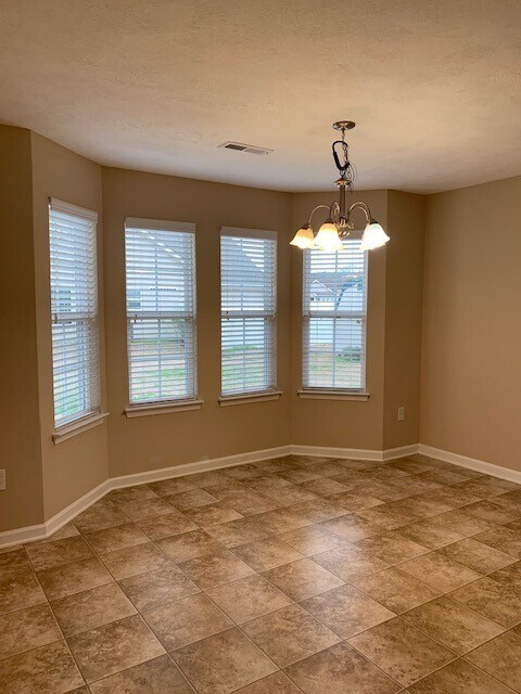 Building Photo - Move In Ready! 3 Bedrooms, 2 Baths & garage!