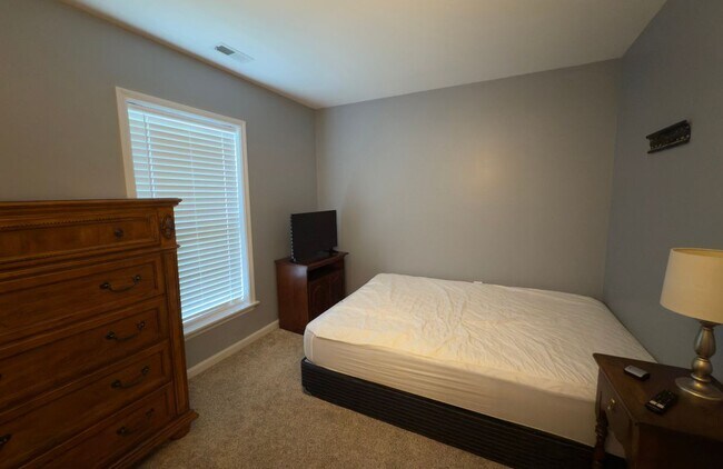 Building Photo - 864 Ridgemont Dr
