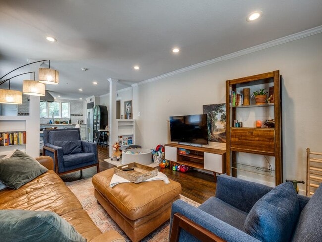 Building Photo - 6009 Ross Ave