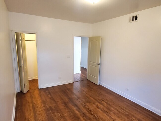 Building Photo - 7306 S Oglesby Ave