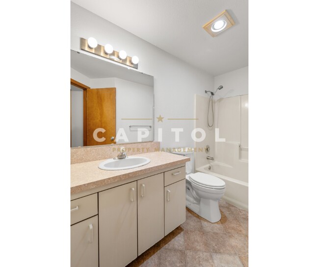 Building Photo - 1402 5th Ave SW