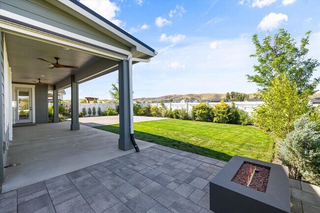 Building Photo - Luxury 4-Bedroom Home for Rent in Dry Cree...