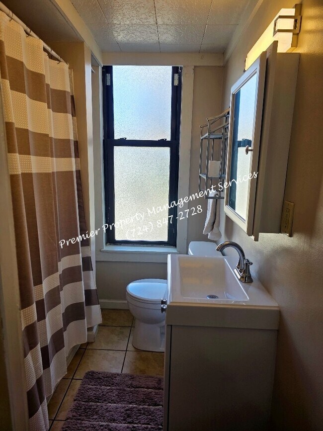 Building Photo - 916 3rd Ave