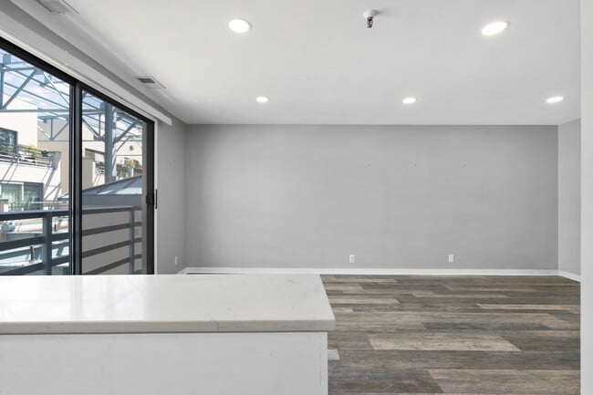 Building Photo - 3 N Christopher Columbus Blvd