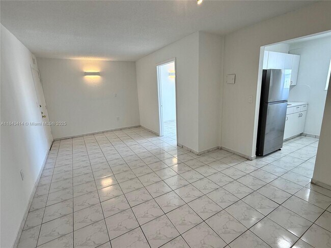 Building Photo - 2000 Biarritz Dr