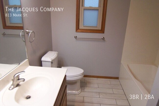 Building Photo - 813 Mark St