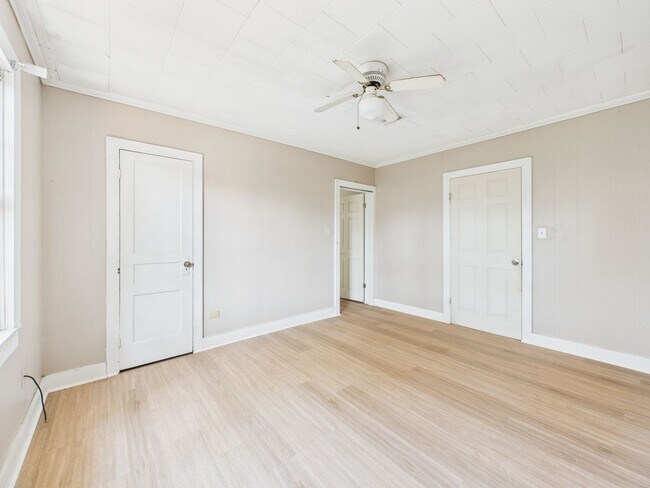 Building Photo - 3 Bedroom, 1 Bathroom NOW Available!