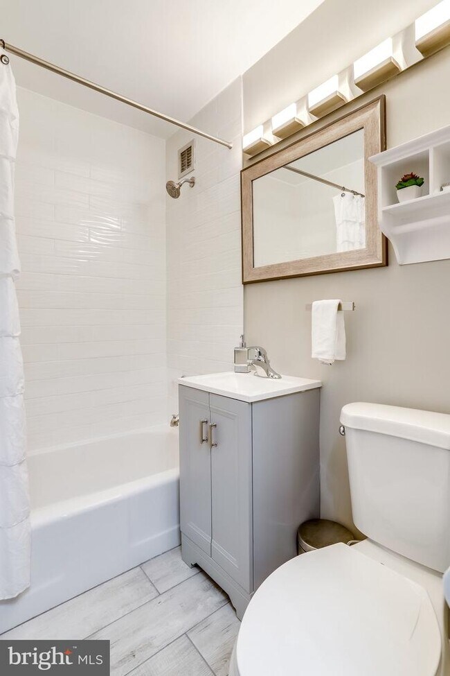 Building Photo - 1011 Arlington Blvd