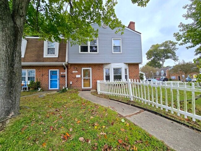 Primary Photo - SPACIOUS 4 BED/2.5 TOWNHOME IN GREAT NECK!...