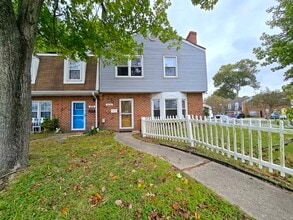 Building Photo - SPACIOUS 4 BED/2.5 TOWNHOME IN GREAT NECK!...