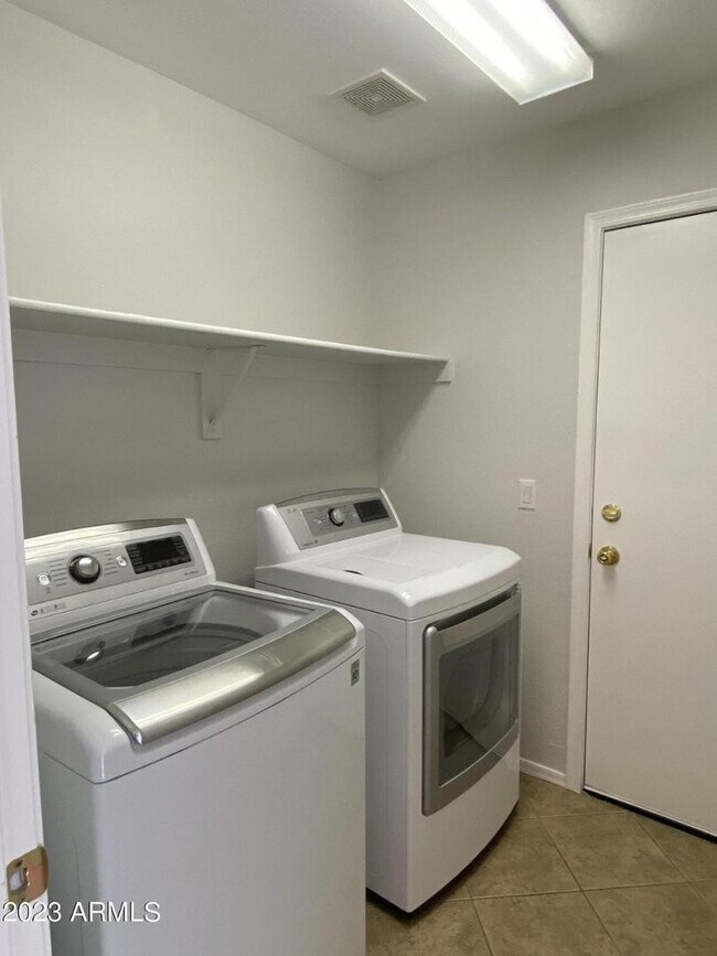 Building Photo - 45462 W Tulip Ln