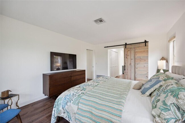 Building Photo - 456 Yacht Harbor Dr