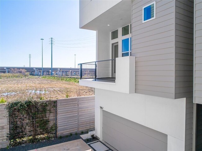 Building Photo - 5867 E Post Oak Ln