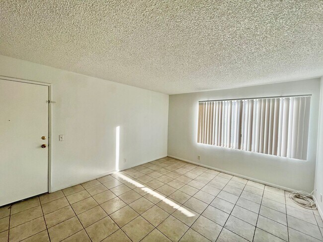 Building Photo - 2BD/2BTH with Central A/C, Private Patio, Walk-In Closet, Onsite Laundry, and Parking!