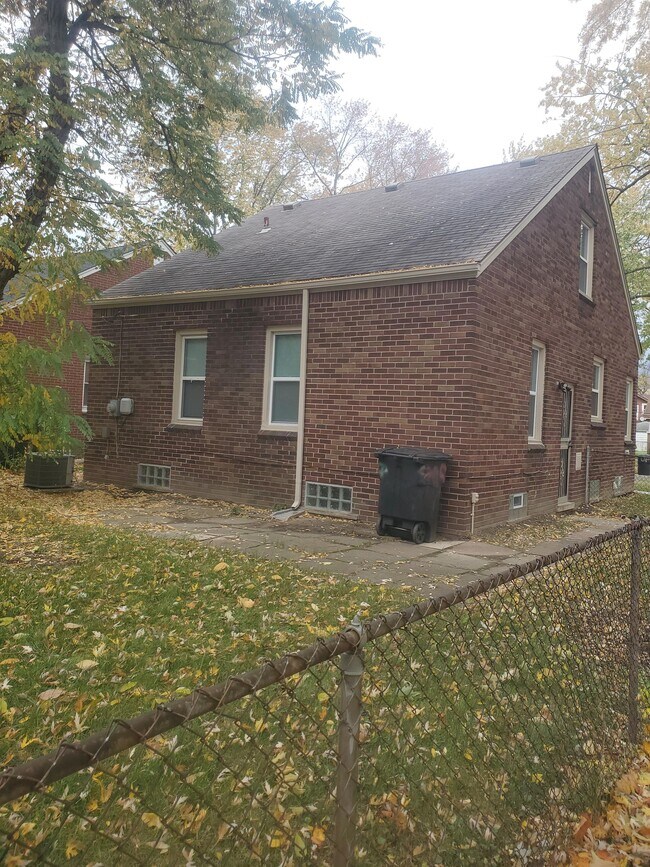 Building Photo - 8059 Middlepointe St