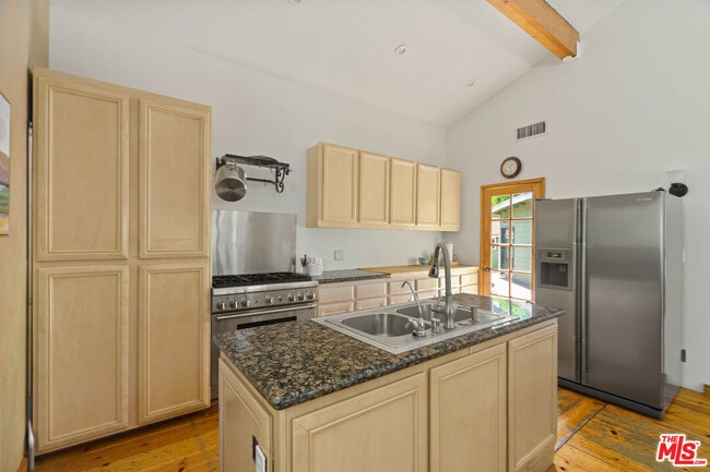 Building Photo - 2026 Topanga Skyline Dr