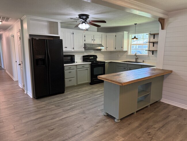 Building Photo - 165 Dogwood Ln