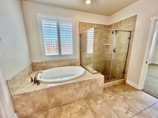 Building Photo - Lovely 4 bedroom 2.5 Bathroom Home in East...