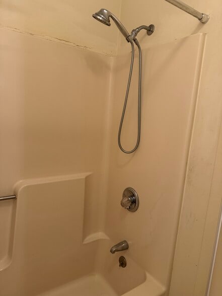 Tub/Shower - 926 Washington Blvd