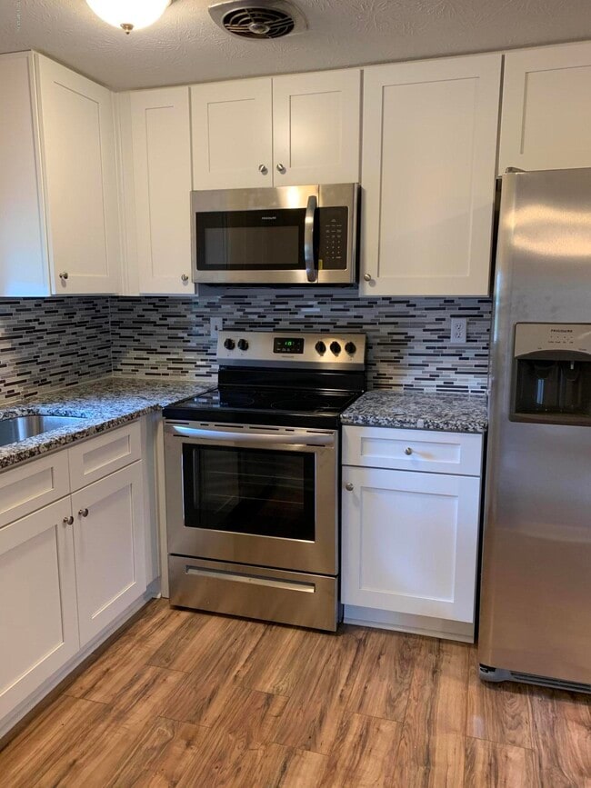 Building Photo - 421 Parkwood Dr