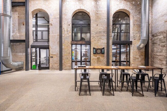 Building Photo - 1009 W Juneau Ave